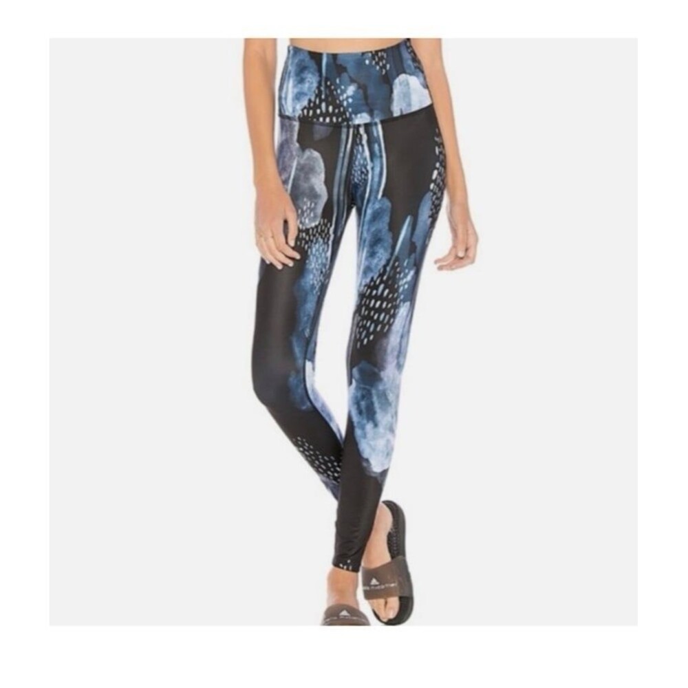 Beyond Yoga size Medium M Midi Waist leggings black and blue print